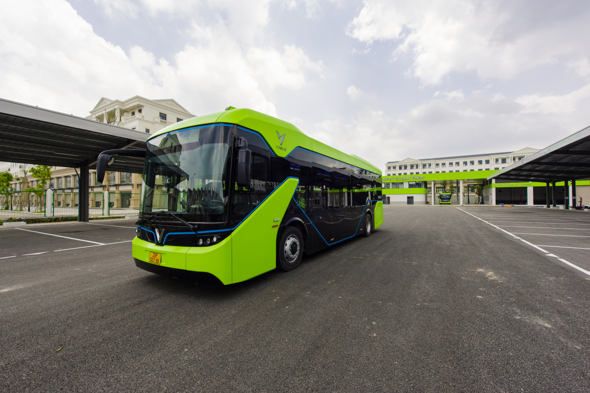 Xe buýt điện đầu tiên của Việt Nam chính thức vận hành